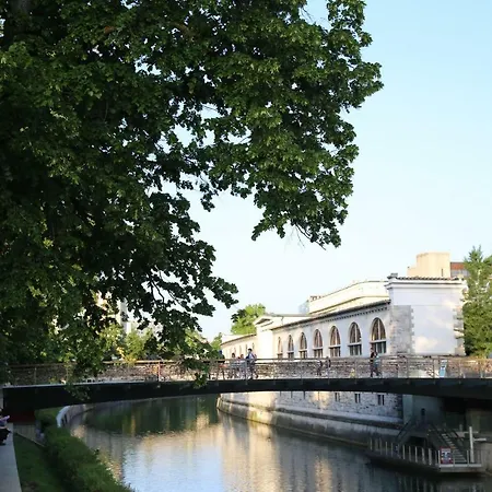 Station Between Dragon And Triple Bridges Daire Ljubljana