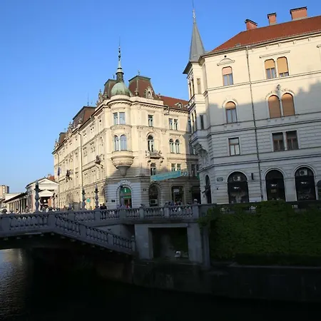 Station Between Dragon And Triple Bridges Daire