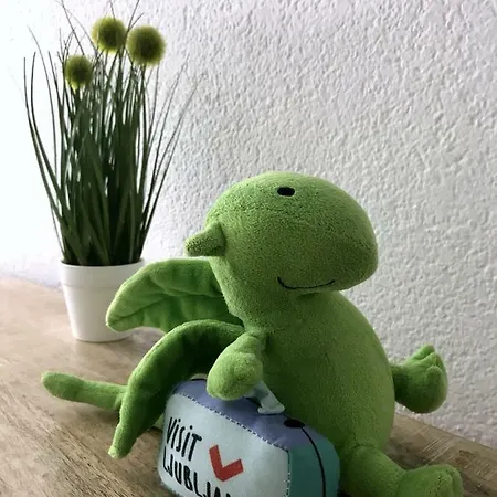 Station Between Dragon And Triple Bridges Daire