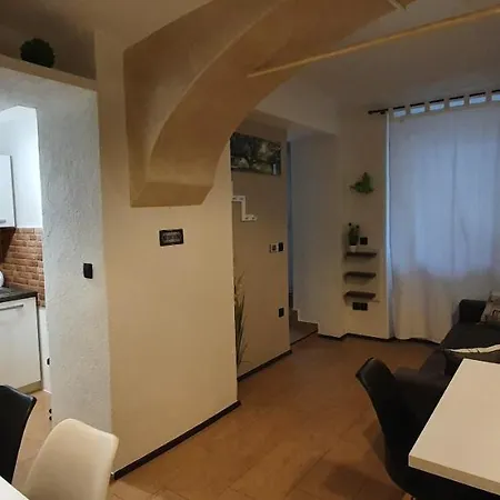 Station Between Dragon&triple Bridges