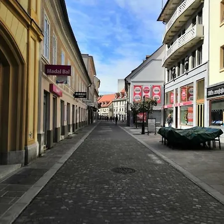 Station Between Dragon And Triple Bridges 公寓