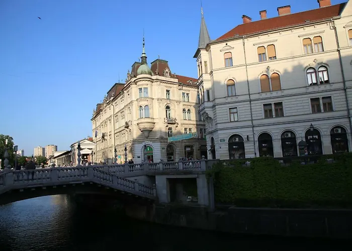 Station Between Dragon And Triple Bridges شقة