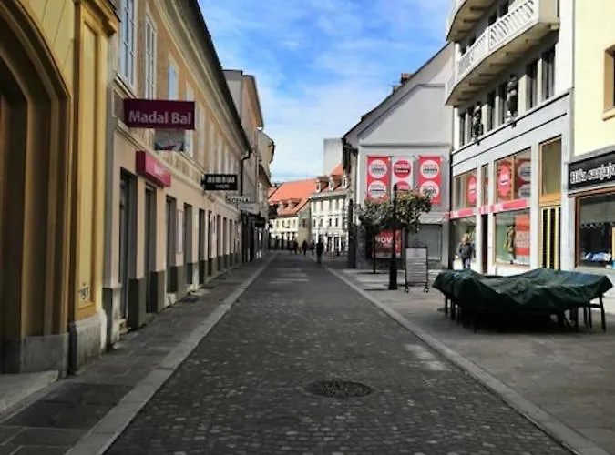 Station Between Dragon And Triple Bridges Appartement