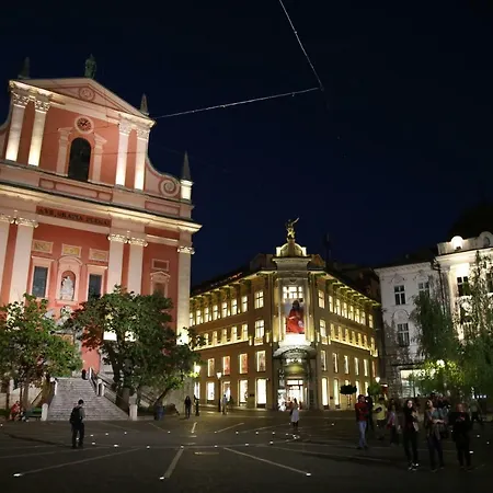 Station Between Dragon And Triple Bridges Lejlighed